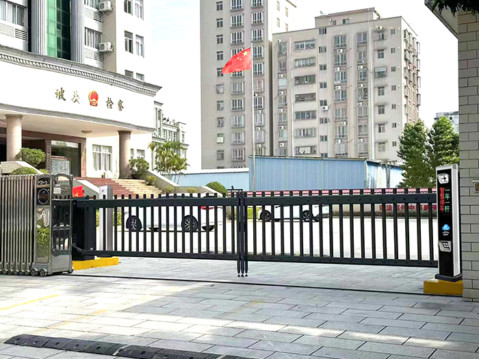 某單位停車場采用 “安快” 車牌識別系統