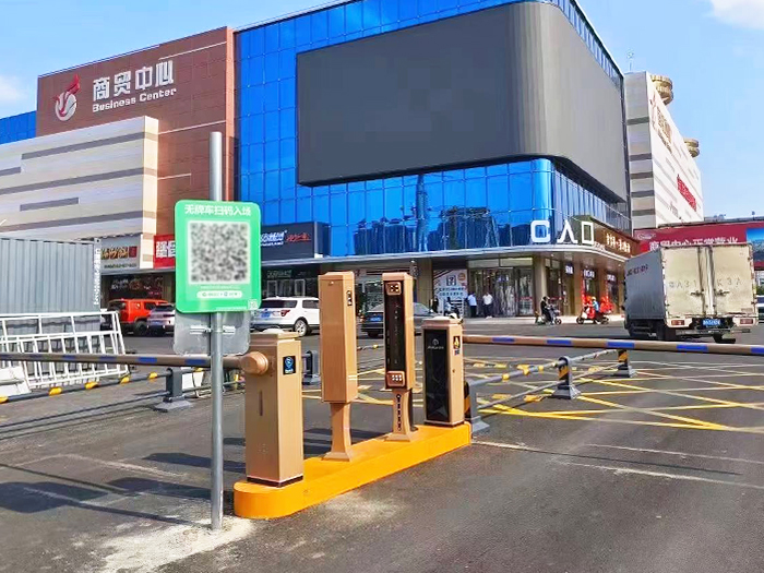 某商貿(mào)中心停車(chē)場(chǎng)采用 “安快” 一進(jìn)一出直桿款道閘