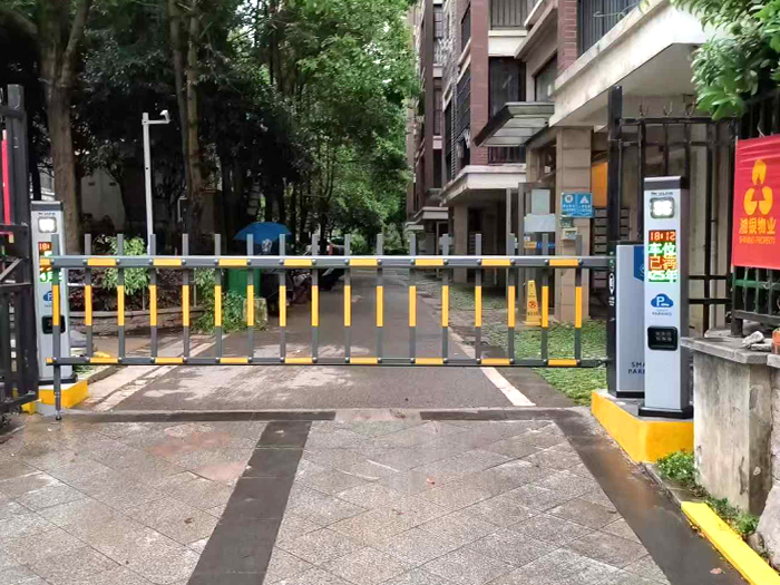 某小區(qū)停車(chē)場(chǎng)采用 “安快” 同進(jìn)同出柵欄款道閘