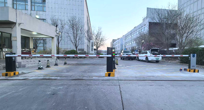 某工業園區停車場采用 “安快” 一進一出直桿款道閘