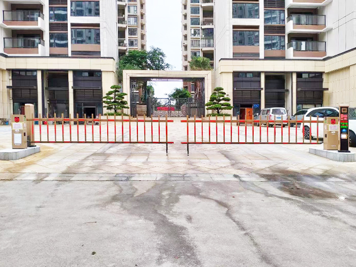某小區停車場采用 “安快” 一進一出對開柵欄款道閘