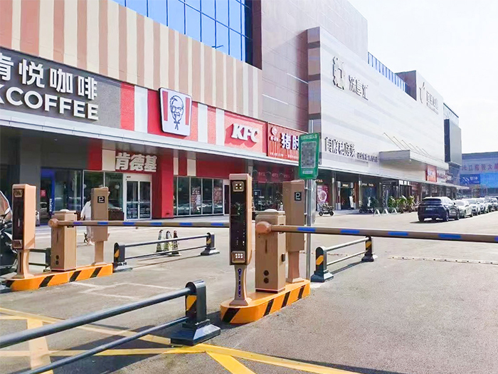 某商場停車場采用 “安快” 車牌識別系統