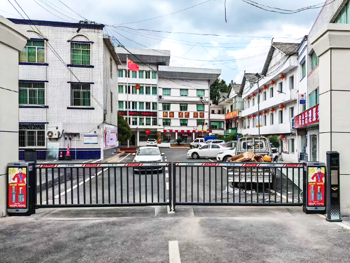 某社區采用 “安快” 一進一出柵欄道閘（對開）
