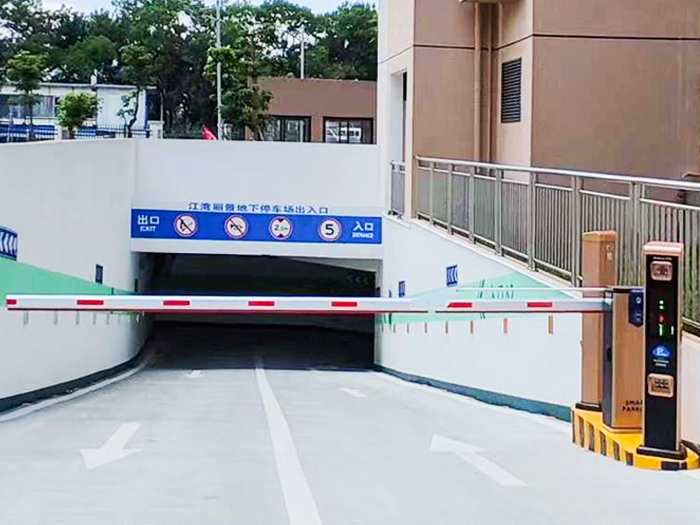 某小區(qū)停車(chē)場(chǎng)采用 “安快” 車(chē)牌識(shí)別系統(tǒng)