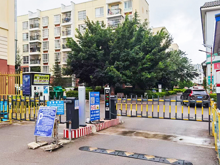 某小區停車場采用 “安快” 車牌識別系統