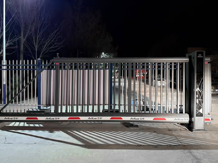 某工業(yè)園區(qū)采用 “安快” 柵欄款懸開(kāi)門