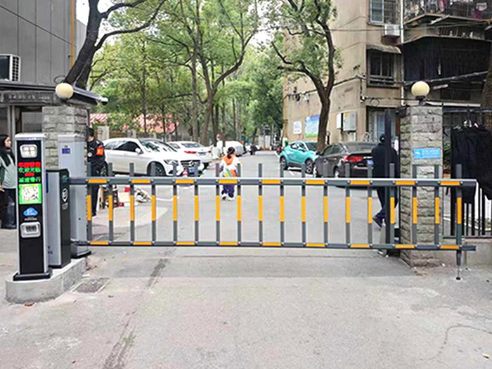 某小區停車場采用 “安快” 同進同出柵欄道閘