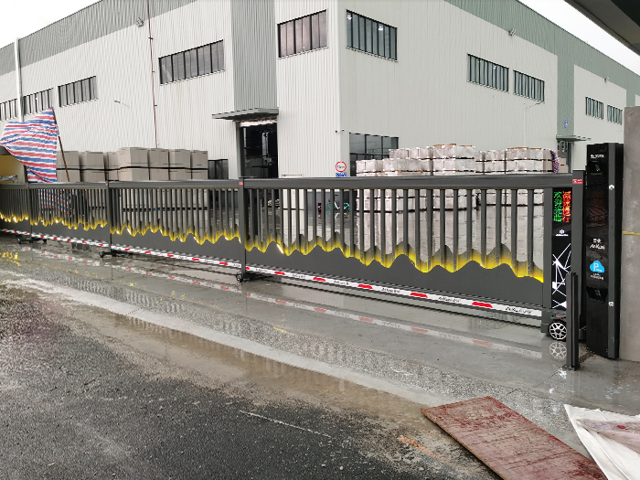 某物流園區(qū)采用 “安快” 車牌識別+山峰款段滑門