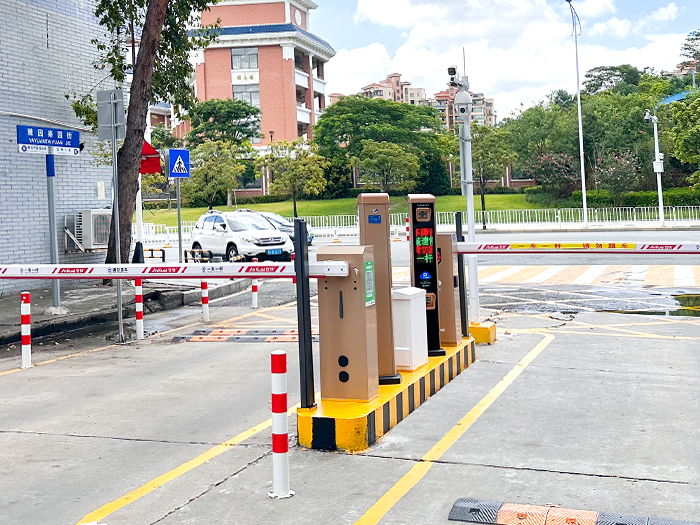 某工業園區停車場采用 “安快” 車牌識別系統