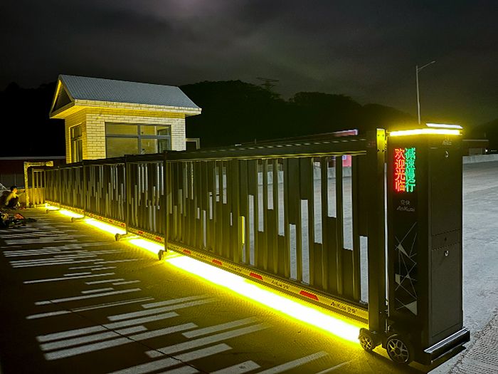 某景區采用 “安快” 方格款段滑工業門