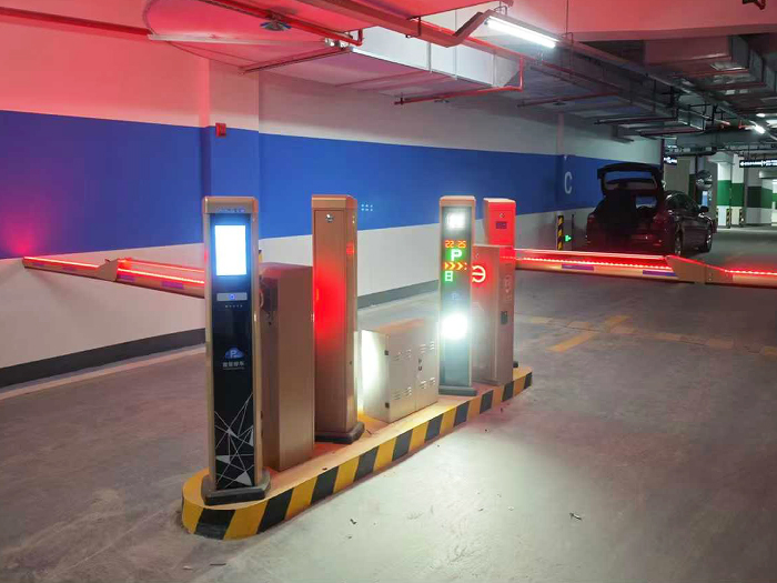 某商圈采用 “安快” 車牌識(shí)別系統(tǒng)