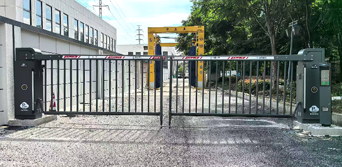 某大型廠區采用 “安快” 一進一出重型道閘