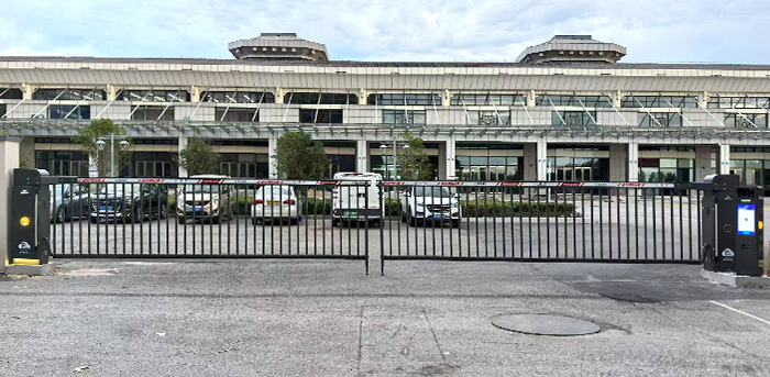 某機關單位采用 “安快” 一進一出重型道閘