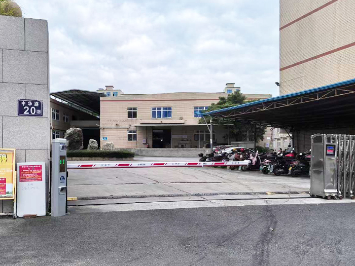 某廠區采用 “安快” 同進同出直桿道閘