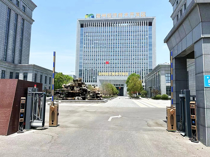 某辦公大樓采用 “安快” 一進一出直桿道閘