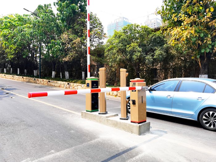 某街道采用 “安快” 一進(jìn)一出圓桿道閘停車(chē)管理