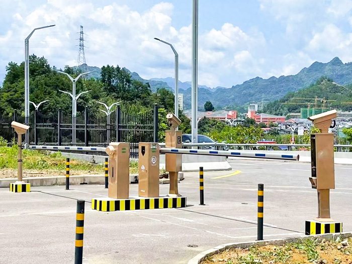 某旅游景點(diǎn)采用 “安快” 一進(jìn)一出直桿道閘停車(chē)管理