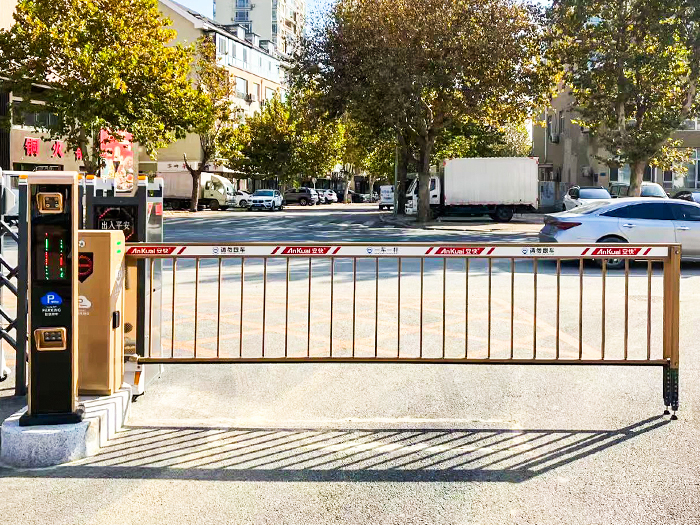 某街道采用“安快”一進一出柵欄道閘現場圖