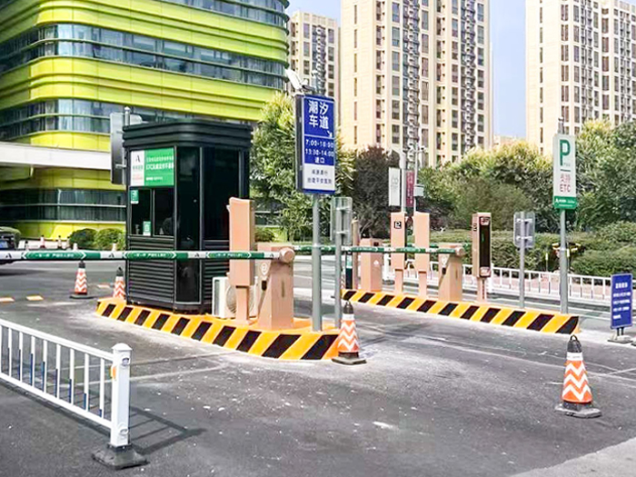 某醫院停車場采用 “安快” 多進多出直桿道閘【搭配安全島】