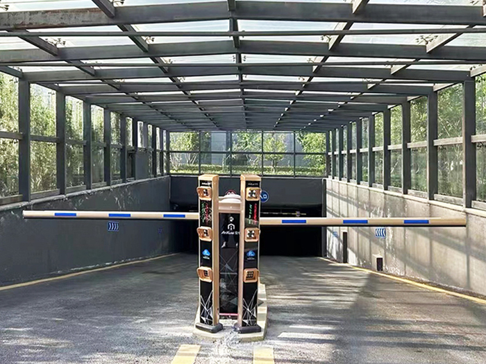 某地下停車場管理采用 “安快” 一進一出車牌識別系統