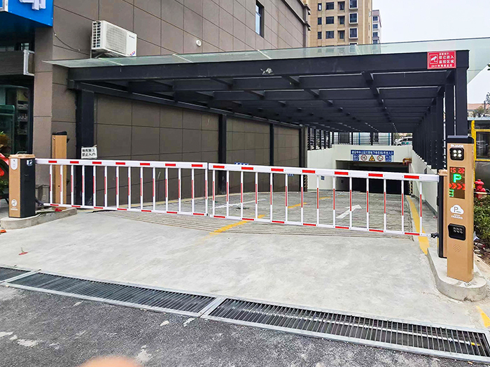 某小區(qū)地下停車(chē)場(chǎng)采用 “安快” 一進(jìn)一出柵欄道閘現(xiàn)場(chǎng)案例圖